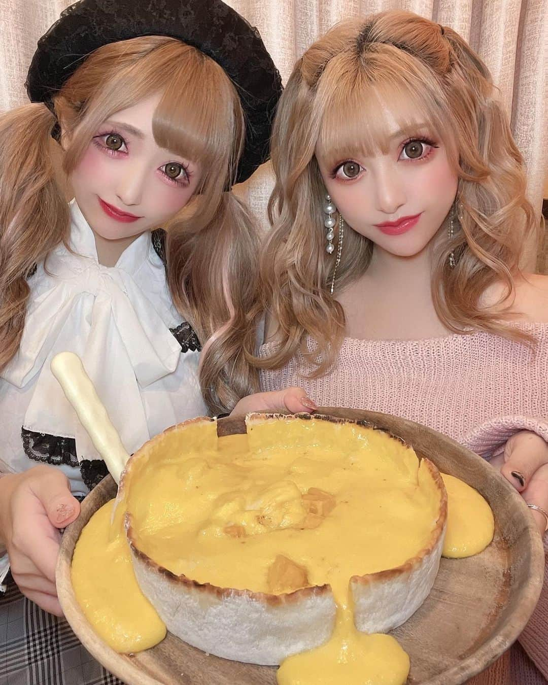 桜井莉菜さんのインスタグラム写真 - (桜井莉菜Instagram)「なめちゃん @himena_ousaki と おデート❤️ 私の1番好きなピザ🍕 【 @ark.2nd 】の パンプキンのシカゴピザ🎃を 食べにいきましたん💖💖💖 パンプキンとチーズ好きには たまらん😢❤️ こんなに美味しいピザに出会えて本当に幸せ🥰 ハチミツかけて食べるんだけど、 かけなくてもカボチャの甘みで充分美味しいからうちらはそのまま食べたよん💕 あーもう写真見てるだけでまた食べたい🤤  #パンプキンシカゴピザ #新宿シカゴピザ #meatandcheeseark2nd #シカゴピザ #パンプキン #シカゴピザランチ#チーズ専門店 #カボチャ#pr#新宿ランチ#新宿ディナー」11月3日 21時55分 - rina__sakurai