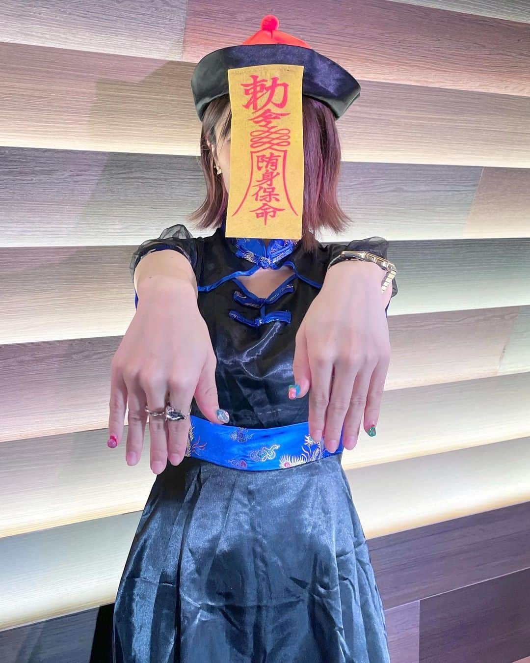ぱいぱいでか美のインスタグラム：「ハロウィン引きずってんちゃうど . Naked Loftが横浜に移転！ 今日は初めてイベントさせてもらいました〜 横浜だから絵恋ちゃんがパンダになるって言うんで 私は私でキョンシーに……🐼🇨🇳 イベント開始の時にぴょんぴょん跳ねながら入場したら めちゃくちゃ疲れて冒頭からヘトヘトで最悪でした！！！！ . #でか美ちゃん絵恋ちゃん #Nakedloft #横浜 #ぱいぱいでか美 #でか美ちゃん #キョンシー #キョンシーコスプレ」