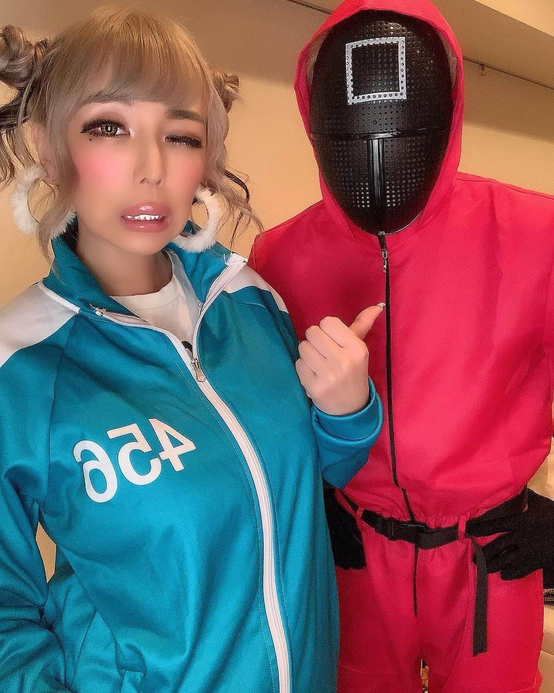 霜月るなのインスタグラム：「イカゲーム🦑コスプレ👻 どーしてもこの写真とりたくて。🤣🤣ピンクのコスプレもってる友達居たから一緒に撮ってもらった🤣🤣🤣 イカゲーム好きすぎて何回みたか、、、、笑 #イカゲーム#netflix #squidgame  #456」