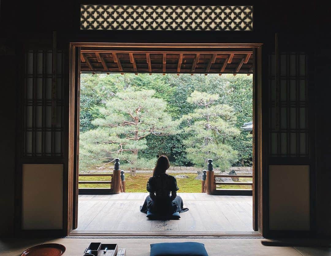 谷まりあさんのインスタグラム写真 - (谷まりあInstagram)「みなさんこんばんは♫ 素敵な先輩方とまたまた京都にお邪魔しました🌱 今回の京都は建仁寺内の両足院にて座禅してきました🌱 自然の音を聞きながら無になる。。。今回も整いました🥰安心さえも感じるこの整う感覚ぜひ皆さんにも味わって欲しいと思いながら書いております☺️🙏🏼　 それにしても日本の庭園は本当に美しいです✨　庭園をぼーっと眺める時間がとっても癒されます、、、おすすめの場所あったらぜひ教えてくださいね☺️？ 日本の文化は学びが多くて楽しいです🇯🇵  着物を着て歩くみなさんの姿を見るのも楽しくて、歩くだけでもワクワクしますね、京都の魅力みなさんから教えてもらえるのも嬉しかったり🍁🥰  日帰りでもいいからいつでも行きたい京都。。今後も通うことになると思います。。おおきに💓  #京都　#大人の修学旅行　✨🇯🇵🌱」11月3日 22時23分 - mariaaaa728