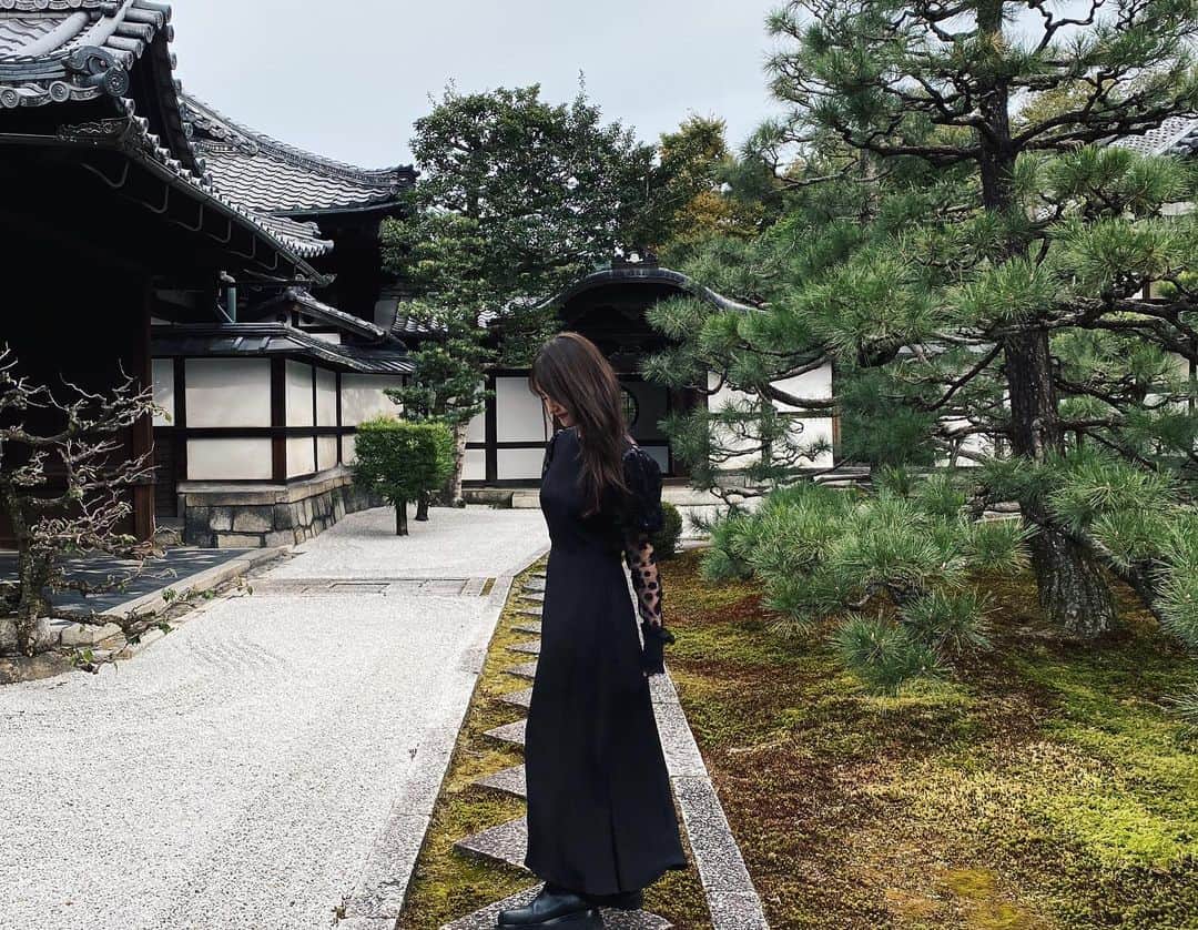 谷まりあさんのインスタグラム写真 - (谷まりあInstagram)「みなさんこんばんは♫ 素敵な先輩方とまたまた京都にお邪魔しました🌱 今回の京都は建仁寺内の両足院にて座禅してきました🌱 自然の音を聞きながら無になる。。。今回も整いました🥰安心さえも感じるこの整う感覚ぜひ皆さんにも味わって欲しいと思いながら書いております☺️🙏🏼　 それにしても日本の庭園は本当に美しいです✨　庭園をぼーっと眺める時間がとっても癒されます、、、おすすめの場所あったらぜひ教えてくださいね☺️？ 日本の文化は学びが多くて楽しいです🇯🇵  着物を着て歩くみなさんの姿を見るのも楽しくて、歩くだけでもワクワクしますね、京都の魅力みなさんから教えてもらえるのも嬉しかったり🍁🥰  日帰りでもいいからいつでも行きたい京都。。今後も通うことになると思います。。おおきに💓  #京都　#大人の修学旅行　✨🇯🇵🌱」11月3日 22時23分 - mariaaaa728