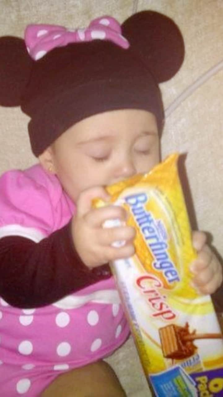 Sascha Barbozaのインスタグラム：「Hoy Avril cumple 10 años! No lo puedo creer! 10 años desde llegó uno de los regalos más bonitos e importantes que Dios me ha dado en la vida, 10 años siendo mamá, aprendí a ser mamá con ella y no pude tener una mejor maestra! Si algún día lees esto Avril (por qué no puedes tener redes sociales según yo hasta los 16😂) quiero que sepas que me siento muy afortunada de tenerte como hija, a veces creo que yo he aprendido más de ti que tú de mí, estoy muy orgullosa de ti, eres noble, empática, justa, dulce y muy inteligente, cualidades que se te llevarán muy lejos en la vida, mi deseo más grande para ti además de salud es que seas feliz siempre y que alcances todos tus sueños, allí estaremos tu papá y yo para apoyarte siempre, acompañarte Y darte todo el amor que necesitas y mereces. Mi vida eso antes y un después de ti, eres una de mis personas favoritas en este mundo, mi cómplice, mi compañera, mi hija hermosa! eres increíble!!!! Te amo hasta el infinito! Feliz cumpleaños Avril💗」