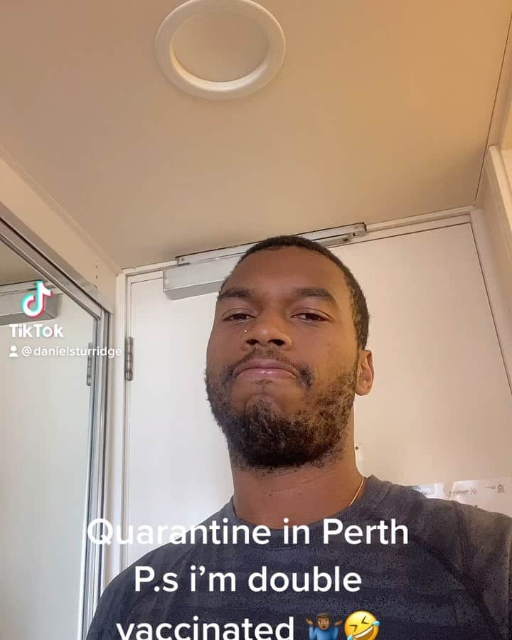 ダニエル・スタリッジのインスタグラム：「6 days in, 9 days to go 🧐😱. Quarantine scenes... Mans Big vaxxed Yana and you know damn well I ain’t got Covid . Miles off it 🤷🏾‍♂️🤣😎 #quarantine #life  #perth #australia #covidfree」