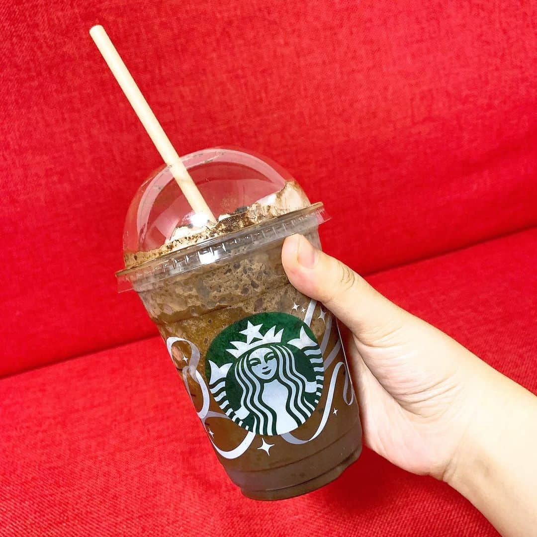 加藤一華のインスタグラム：「. 今日は早朝から撮影な１日でした🌼  なかなかなハードスケジュールで、 無事終えられたことに自分たちや スタッフさんたちに拍手を送りたい🤣👏  途中、 交代交代で出番なタイミングがあったんだけど スタバ飲みたすぎる…って話になって 合間になるが買いに行ってくれました😹神  どれだけ救われたでしょうか、、✨ 眠気も覚ましたかったので、 ダークモカチップフラペチーノ ショット追加、無脂肪乳変更！！！ 期間限定のやつも美味しそうだった〜！  そして今日はなんといっても 川崎フロンターレのJ1優勝が めちゃくちゃ嬉しかった！！！⚽️  あと大好きな友人が今日 無事結婚式を開催できたみたいで 写真見てすごくほっこり😳💐🤍  という日記みたいなインスタ。笑 なんかつらつら文章を書きたい気分でした💫 忙しい日は、やけに夜も頭が働いてしまう🧠  みんなも良い日でしたでしょうか🌱✨  #いちなる #最近インスタ頑張ってるぞう！ #フロンターレ優勝おめでとうございます🎉 #早起きすると一日がすごく長い #あたりまえポエムかな？ #近々嬉しい報告できるかも！」