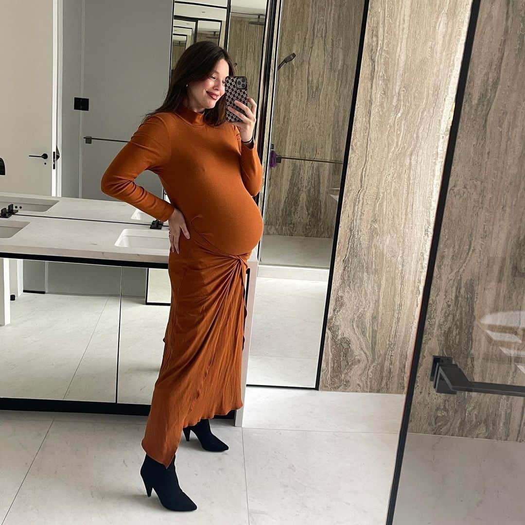 エミリー・DiDonatoのインスタグラム：「Had my 35 week growth scan yesterday and it estimated that this baby girl is weighing in around 7 LBS 12 ounces already. 😳  Myself and my siblings were all 9+ pounds babies so it could be true…  To my mom followers out there, send me your large baby reassuring birth stories and kind words please 😂 🙏🏻」