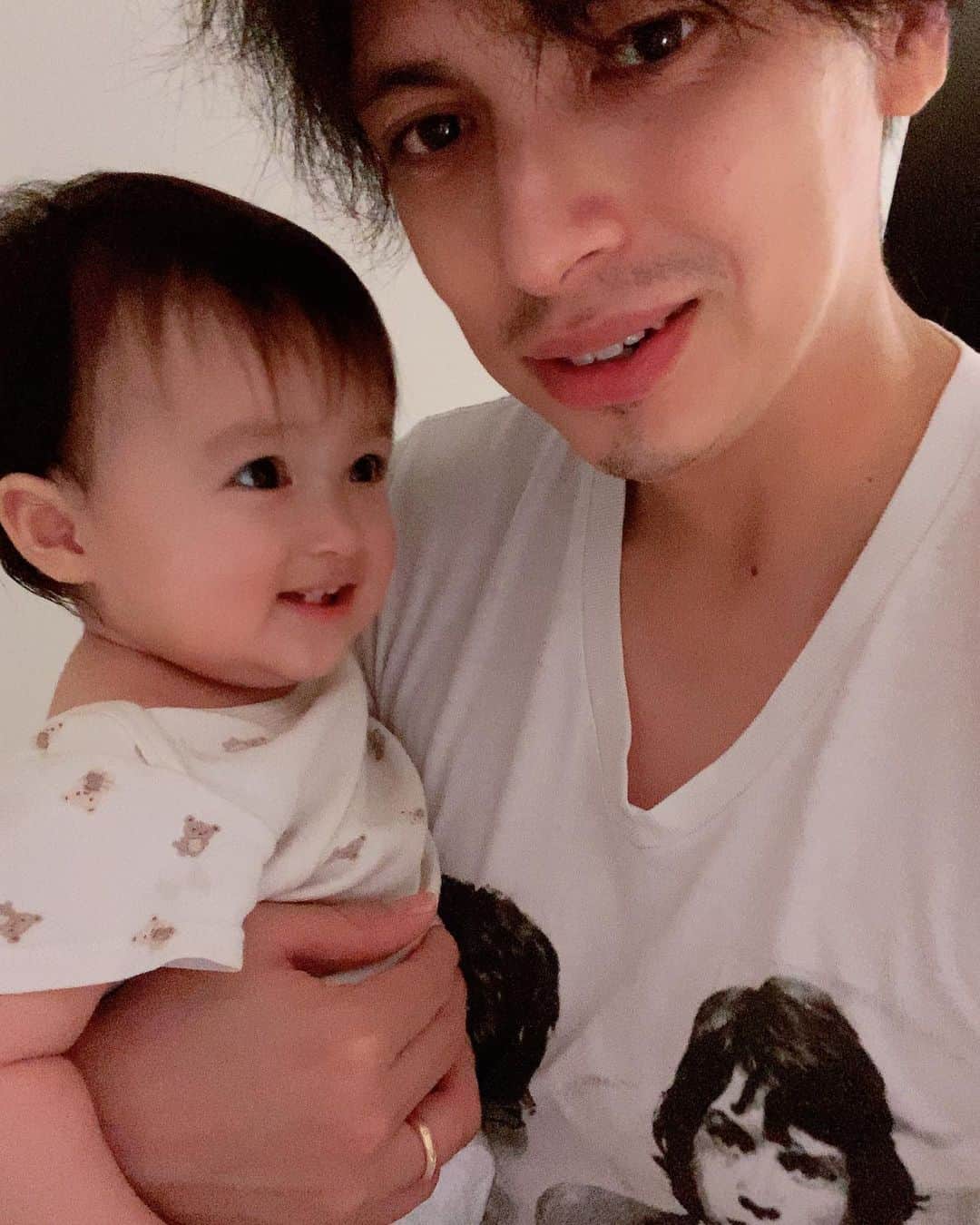 アレクサンダーのインスタグラム：「みなさんやすみ❤️」
