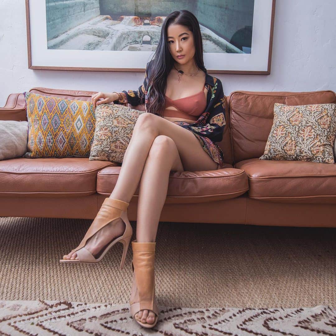 GODDESS OF LOVEのインスタグラム：「Leave me a message in the comments below. Not just an emoji or a compliment. I want to get to know you a little bit better. What’s going on in your life? How’s living through your eyes? Your body? Don’t be shy. Be authentic.」