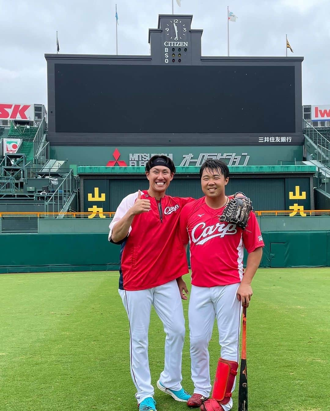 高橋大樹さんのインスタグラム写真 - (高橋大樹Instagram)「こんばんわ🙇‍♂️  本日戦力外を受けましてクビになりました。  広島カープに入って9年間応援いただき、皆様ありがとうございました！  活躍出来ることが1番の恩返しでたがすることができず本当に申し訳ありません。  戦力外になっても変わらずこの写真で見てわかる通り先輩、同級生、後輩自分は1番ありがたい人達がいます。  まだ連絡返せてない人も多いですしこちらから連絡できてない人がいます、すみません。  これからトライアウトに向けてやっていきます。  最後に9年間お世話になった方々応援してくださった方々本当にありがとうございました  髙橋大樹  #坂倉将吾 #野間峻祥 #中田廉 #赤松真人 #鈴木誠也 #桑原樹 #ありがとうございました」11月4日 0時52分 - honkonahaha