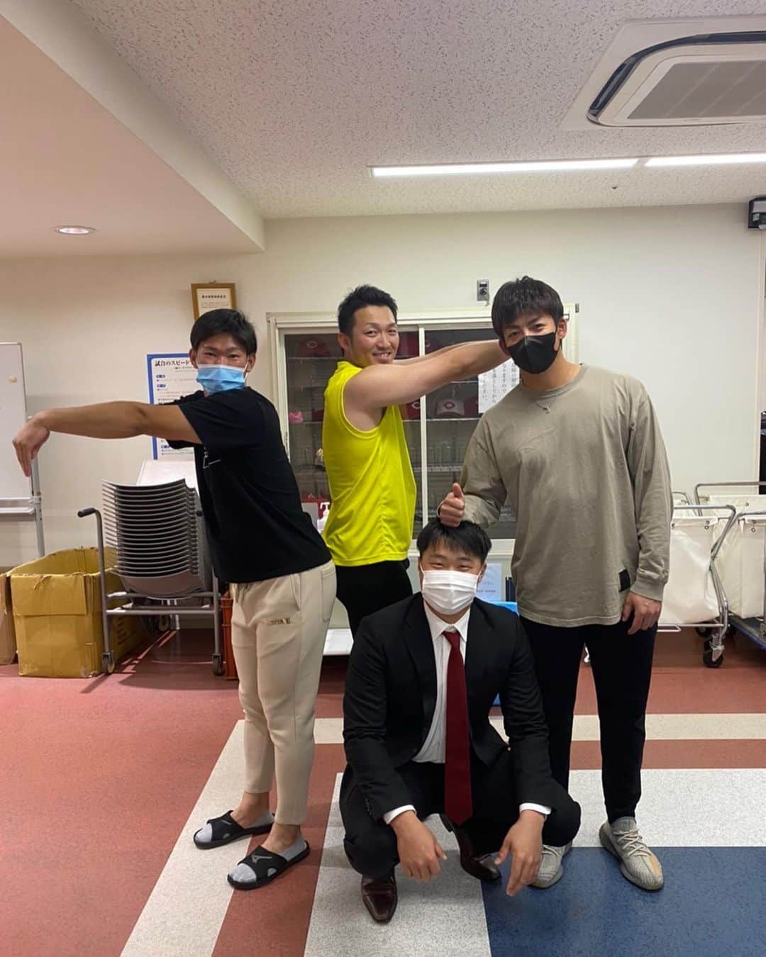 のインスタグラム：「こんばんわ🙇‍♂️  本日戦力外を受けましてクビになりました。  広島カープに入って9年間応援いただき、皆様ありがとうございました！  活躍出来ることが1番の恩返しでたがすることができず本当に申し訳ありません。  戦力外になっても変わらずこの写真で見てわかる通り先輩、同級生、後輩自分は1番ありがたい人達がいます。  まだ連絡返せてない人も多いですしこちらから連絡できてない人がいます、すみません。  これからトライアウトに向けてやっていきます。  最後に9年間お世話になった方々応援してくださった方々本当にありがとうございました  髙橋大樹  #坂倉将吾 #野間峻祥 #中田廉 #赤松真人 #鈴木誠也 #桑原樹 #ありがとうございました」