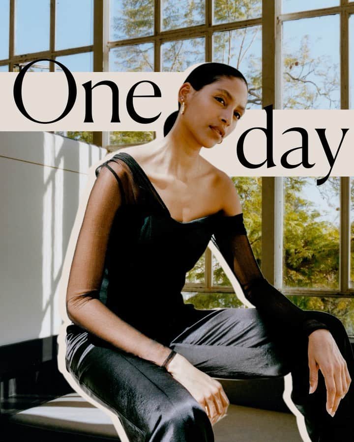 ベイリー44のインスタグラム：「Mark your calendar, the Holiday Collection is one day away 🗓」