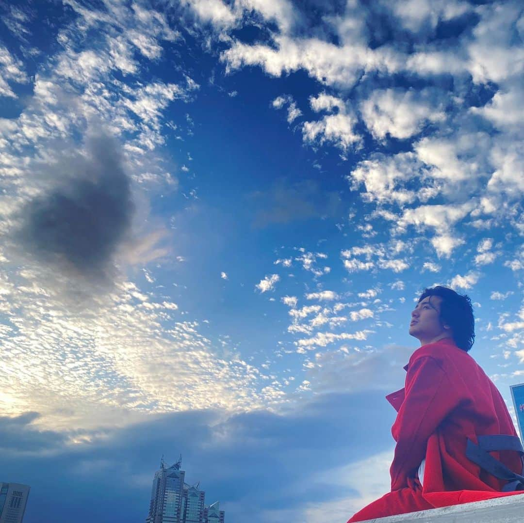 藤井風さんのインスタグラム写真 - (藤井風Instagram)「Google Pixel 6 commercial  Directed by @assassin3120 , @kazuakiseki  my first commercial ever. I enjoyed every moment of this project from running in red suit to narrating in “standard” Japanese which I hardly ever speak ( ˘ω˘ )」11月4日 1時52分 - fujiikaze