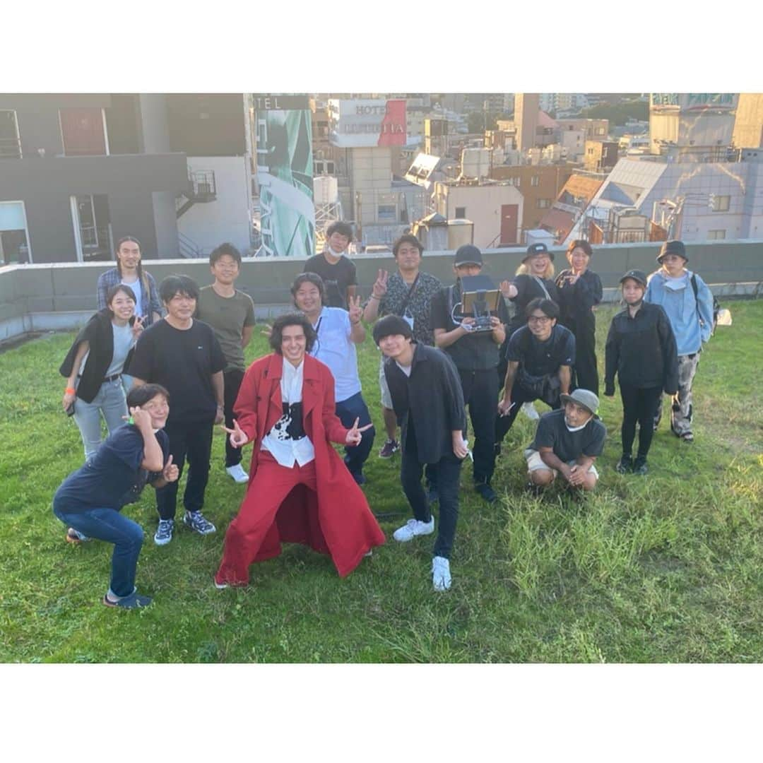 藤井風さんのインスタグラム写真 - (藤井風Instagram)「Google Pixel 6 commercial  Directed by @assassin3120 , @kazuakiseki  my first commercial ever. I enjoyed every moment of this project from running in red suit to narrating in “standard” Japanese which I hardly ever speak ( ˘ω˘ )」11月4日 1時52分 - fujiikaze