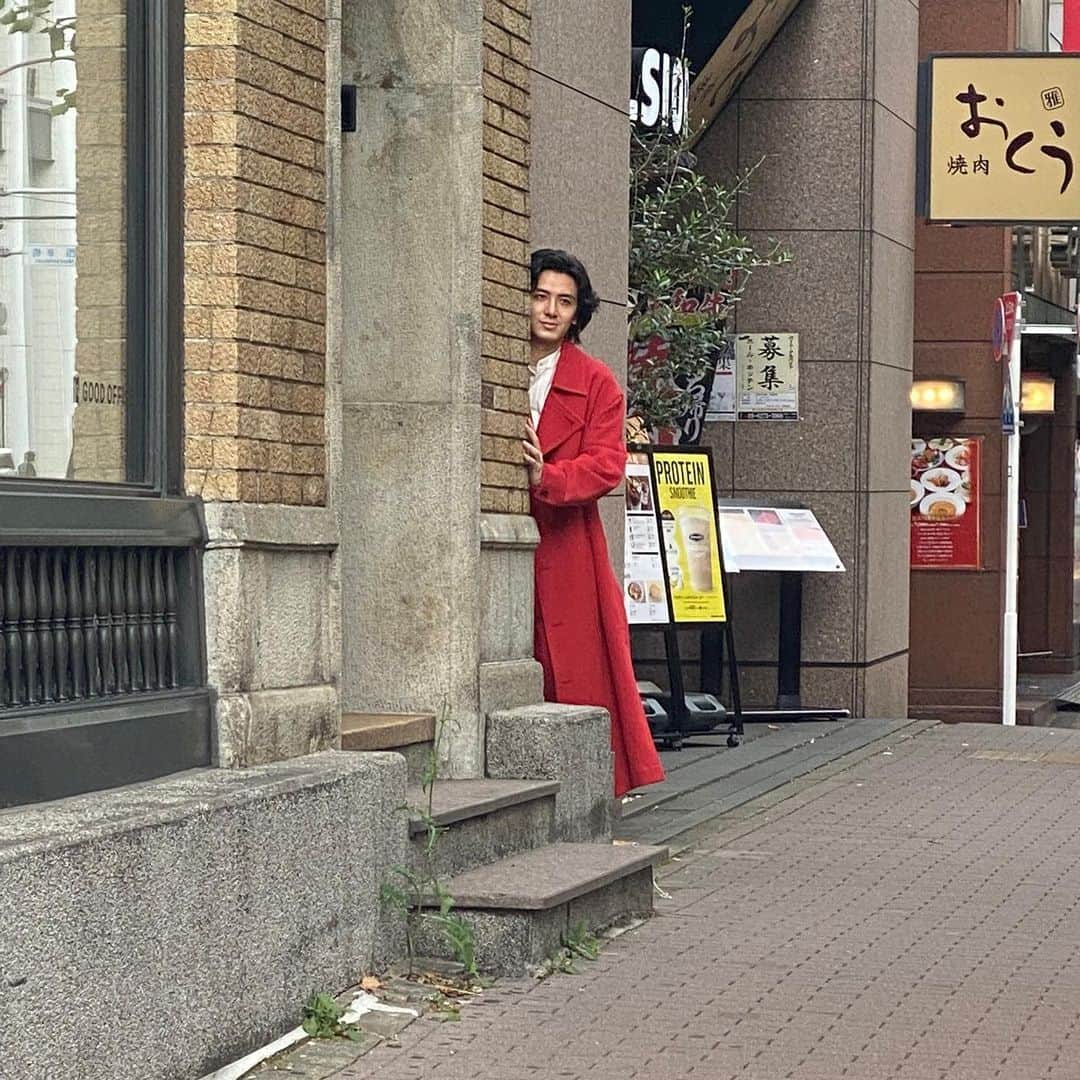 藤井風さんのインスタグラム写真 - (藤井風Instagram)「Google Pixel 6 commercial  Directed by @assassin3120 , @kazuakiseki  my first commercial ever. I enjoyed every moment of this project from running in red suit to narrating in “standard” Japanese which I hardly ever speak ( ˘ω˘ )」11月4日 1時52分 - fujiikaze