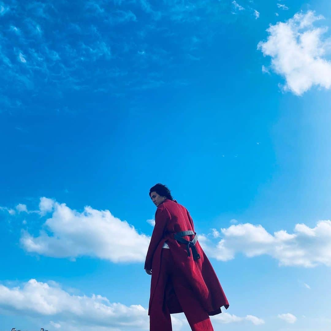 藤井風さんのインスタグラム写真 - (藤井風Instagram)「Google Pixel 6 commercial  Directed by @assassin3120 , @kazuakiseki  my first commercial ever. I enjoyed every moment of this project from running in red suit to narrating in “standard” Japanese which I hardly ever speak ( ˘ω˘ )」11月4日 1時52分 - fujiikaze