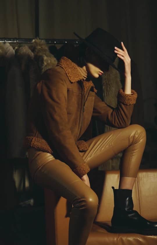 アンドレアダミーコのインスタグラム：「Forte, istintiva, creativa, dinamica.. come ogni Donna! Scopri la nuova collezione di Giacche da Donna realizzate in materiali di altissima qualità e crea il tuo stile invernale unico. - Strong, instinctive, creative, dynamic.. like every Woman! Discover the new collection of Women's Jackets made of the highest quality materials and create your unique winter style.  #ANDREADAMICO  #DAMICOFW2122  #newseason」