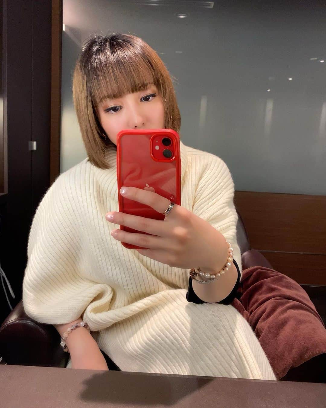 希良梨のインスタグラム：「🤍🤍🤍  ずーっと、20年以上前から 若い頃ときからずーっと、切ってもらっている、 TIECHEL だいすけkun。 昔から、本当に優しくて温かくて、 愛溢れる素敵な人達。  いつも、 みんな、ありがとうー！😊💖  @tiechel_press   #表参道 #美容室　 #愛しかない #sweetdreams  #goodvibes #love #japan #taiwan #simple #nature」