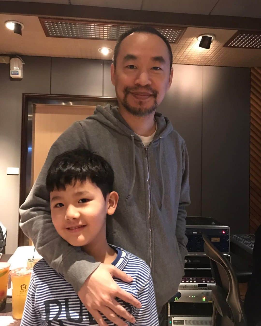 希良梨のインスタグラム：「今、日本でも流行っている、 配信アプリ『 17ライブ 』を作った、 台湾人のJeff🇹🇼🇺🇸 大成功したので、売ってしまったらしいww 別のアーティストの、レコーディングスタジオに、SKYに見せる為に、 連れてったときの！  そして、 韓国人プロデューサーの、jae🇰🇷🇺🇸とランチ！ Jaeの作る曲は、本当に昔から奏でる音が好き。  AND  SKYパパ🇹🇼AND  SKY❤️  #SKYパパの古友 #台湾 #台北 #韓国 #プロデューサー #エンターテイメント #goodvibes #love #japan #taiwan #simple #nature」