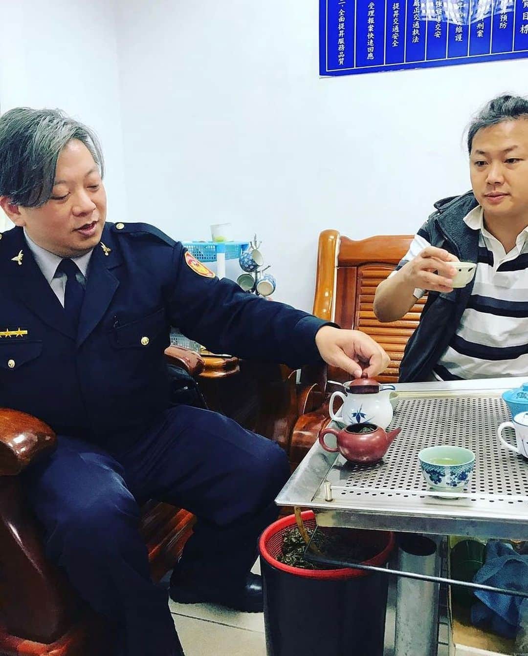 希良梨のインスタグラム：「Taiwan Life  SKYパパの幼馴染の、警察の古友と。警察署の中で、台湾茶を飲ませてくれて、ゆっくりと語り合い。 台湾らしく、横繋がりの横社会。 日本は縦社会。 台湾では、横繋がりの助け合い。 何かあれば、いつも助けてくれるし、助け合いだ。 感謝台湾🇹🇼 私の、第二の故郷。  #台湾 #台北 #警察 #幼馴染 #助け合い #goodvibes #love #japan #taipei #taiwan #simple #nature #police」