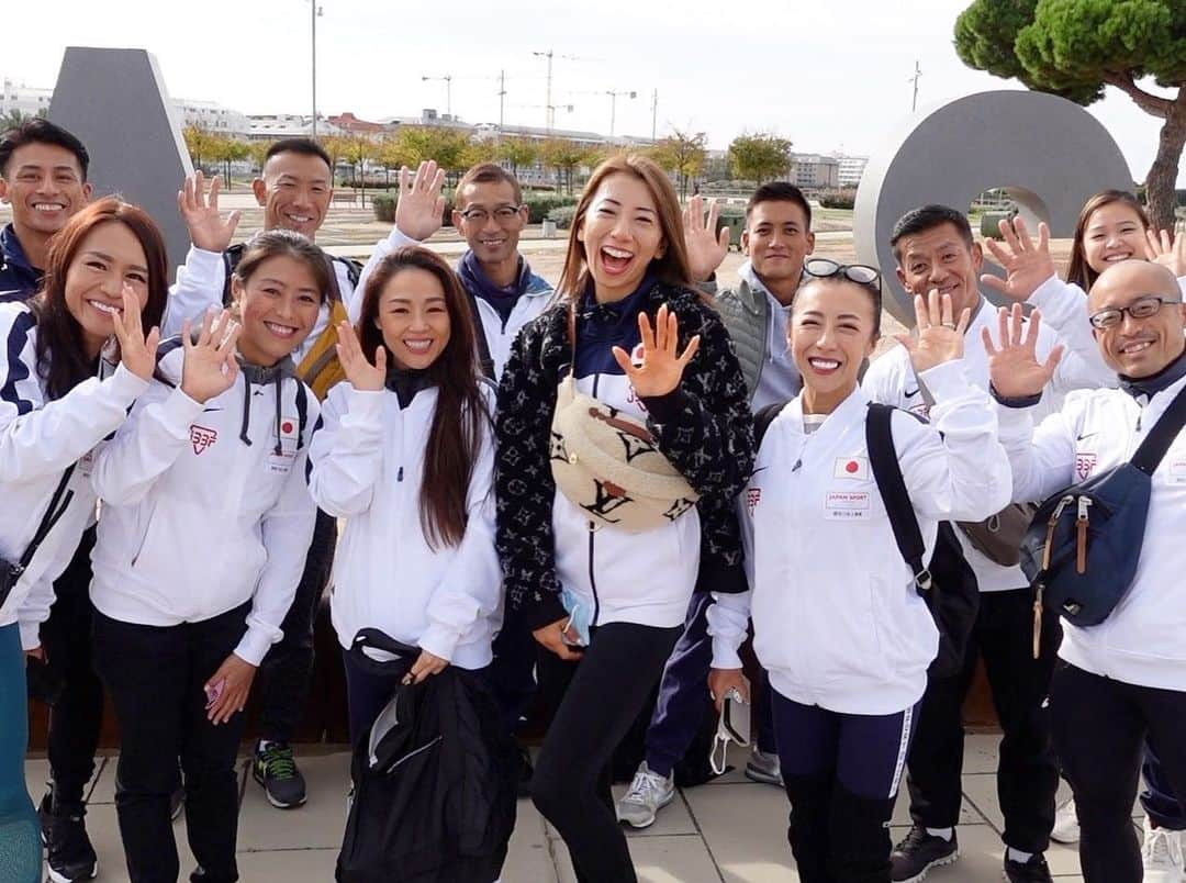 安井友梨さんのインスタグラム写真 - (安井友梨Instagram)「世界選手権大会！  いよいよ登録計量完了‼️日本チームも、全員クリア。  jbbf日本連盟の監督木下コーチ鈴木コーチ陣が並んでくださり日本チームは100カ国のうち、かなり早い順番で登録が終わりお昼過ぎに無事完了  感染対策を万全に、部屋に入る人数をかなり減らしているため 他の国は、夜遅くまでずっと登録は続いていたので、、、  本当に有り難かったです。 ありがとうございます😭😭  いよいよ今日開幕です。 初日はボディビルチーム🔥  写真は、久野さん撮影㊙️ 皆様素晴らしい選手ばかりでご一緒させて頂き勉強になることばかりです。 @hisano_natural   @jbbf_official  @ifbb_official  #bikinifiness #bodybuilding」11月4日 13時46分 - yuri.yasui.98