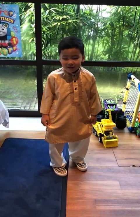 ナジブ・ラザクのインスタグラム：「Dari kecil saya mendidik anak-anak saya. Kita di Malaysia berbilang kaum dan budaya.  Amat muhibbah dan gembira raikan semua perayaan bersama-sama.  Kini giliran mereka pula mendidik anak-anak mereka.  Cucu saya Adam pun dah pandai ucap Happy Deepavali dan suka makan murukku   😊😊😊」