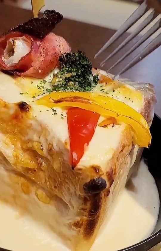 石関友梨のインスタグラム：「【洋麺亭 高崎店】絹王のナポリ風〜秋のプロシェット添え〜 ¥1,380  キメ細やかで甘みがある高級食パンを丸ごと1斤使った贅沢で超ボリュームなパスタ！  食パンの中にナポリタンが入っていてパンとホワイトソースやチーズに絡めたり、食べ方は自由です✧  【洋麺亭 高崎店】◇◆◇◆◇◆  群馬県高崎市上大類町904-1  高崎環状線、高崎駒形線の交わった 交差点沿い 駐車場有り  ☎ 027-395-0190  営業時間  11:00-21:30  定休日  年中無休  ◆◇◆◇◆◇◆◇◆◇◆◇◆◇◆◇◆◇◆◇◆  #洋麺亭 #高崎店 #キングオブパスタ20121 #キングオブパスタ  #高崎パスタ #高崎グルメ #群馬グルメ #群馬食べ歩き #パスタの大会 #過去優勝店 #TVでも紹介 #パスタ  #詳しくはキングオブパスタHPにて #高崎パスタ大使」