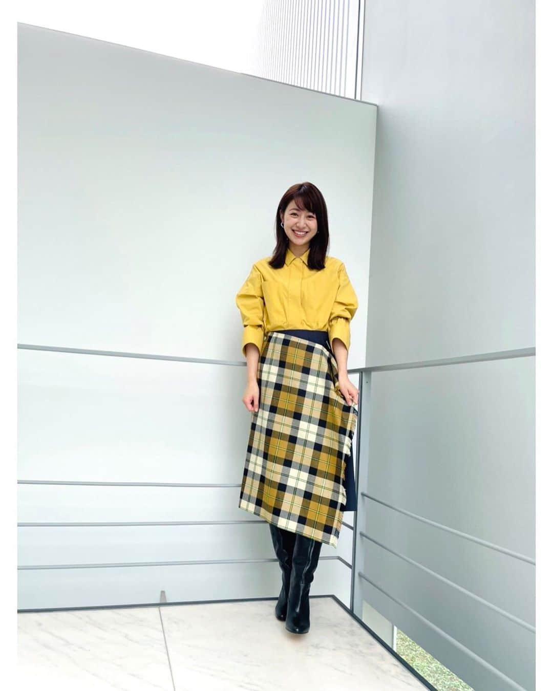 林美沙希さんのインスタグラム写真 - (林美沙希Instagram)「. マスタードカラーのシャツに チェック柄スカートを。 巻きスカートになっていて 可愛かったです☺︎ 襟付きシャツはそれだけで きちんと感を出してくれますね！  #annニュース #林美沙希 #衣装 #heliopole #オニールオブダブリン #シャツコーデ #チェックスカート」11月4日 14時24分 - misaki0hayashi