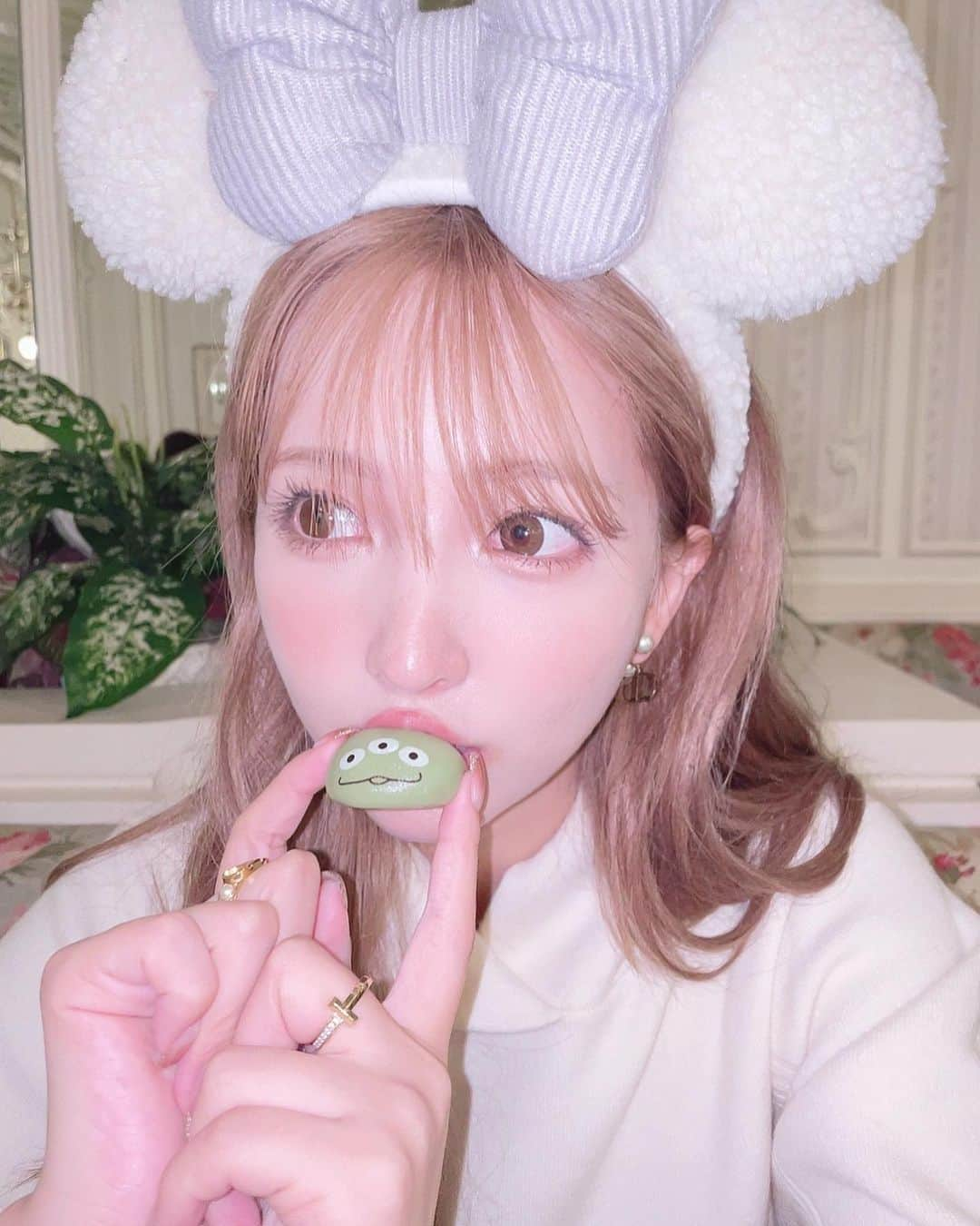 三上悠亜さんのインスタグラム写真 - (三上悠亜Instagram)「雨で前髪がぺたんこだったの🥺💚 #disneyland  #クリスタルパレスレストラン」11月4日 14時29分 - yua_mikami