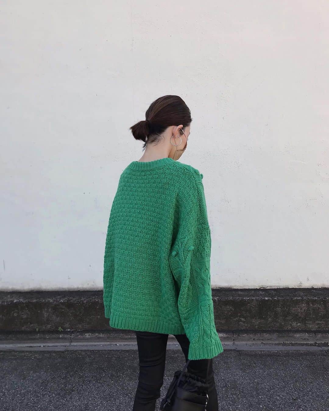 muua777のインスタグラム：「. ⁡ 前からグリーンアイテムを探してて💚 ⁡ これならわたしにも着やすそう！！ っとビビッと来た ⁡ @titivate の #パッチワークポップコーンニット ⁡ 家族にも「ママってグリーンいけるじゃん！」 て好評でよかった🤣 ⁡ ⁡ ⁡ ⁡ ⁡ ⁡」