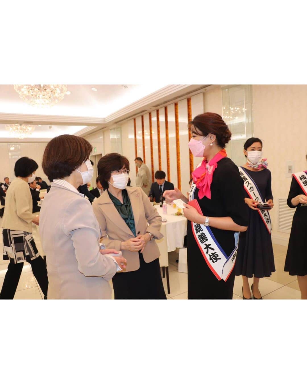 田中浩実さんのインスタグラム写真 - (田中浩実Instagram)「🤍  #おはようございます  「ピンクリボンかながわ」 ～感謝の盾・感謝状贈呈式～ ・ 毎年、横浜スカーフ親善大使が関わらせて頂いている大切なお仕事。 ・ 僭越ながら、大使の代表としてスピーチをさせていただきました。 ・ 日本人女性の9人に1人がかかると言われている乳がん。 ・ 早期発見、早期治療で病気だけではなく心の辛さも和らぎます。 ・ 少しでも悩んでいる女性達のために今後も「ピンクリボンかながわ」の活動を心を込めてお手伝いさせていただきます。 ・  #ピンクリボンかながわ  #ピンクリボン  #ライオンズクラブ #横浜 #乳がん  #乳がん検診 #健康診断  #横浜スカーフ親善大使  #横浜スカーフ  #親善大使  #女性の生き方  #清く正しく美しく」11月4日 7時56分 - hiromi.tanaka.japan