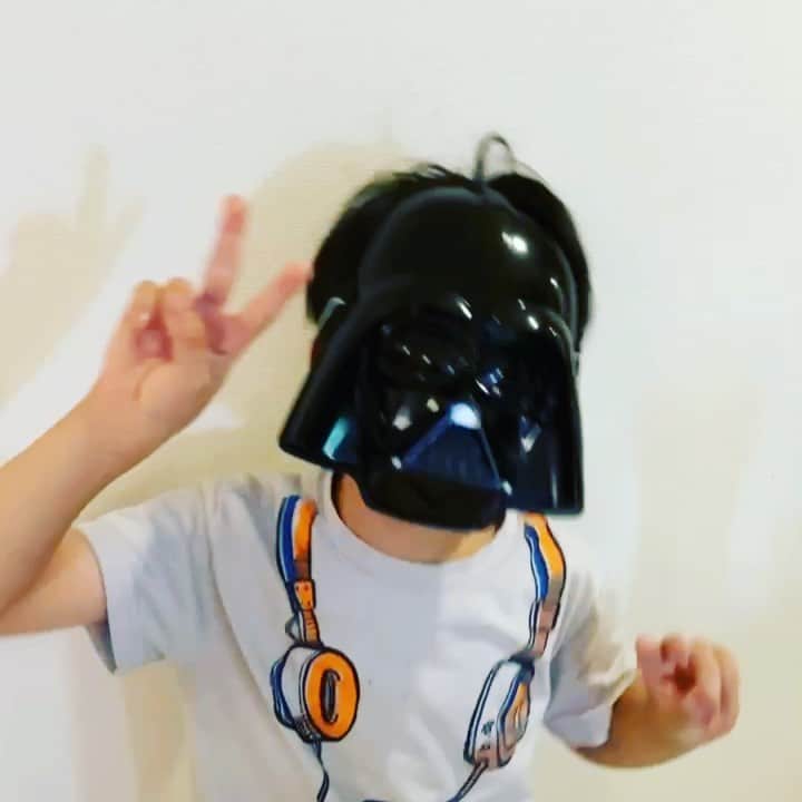 のインスタグラム：「先日イベントでもらったダースベイダーのお面をつけご機嫌な息子の様子。  この踊りの数時間後に暗黒な力が働いたのか、我が家の給湯器が壊れました。恐るべし😂  新しい給湯器が欲しくてもコロナ禍による半導体不足で在庫がないことをニュースで見ていたので、脳内プチパニックを起こしました。  でも修理で直って助かりました！寿命がきてるので買い替えないと。あぁ次の給湯器が届くまでいまの給湯器よ頑張ってくれー！」