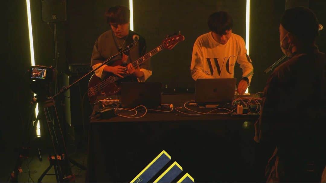 井澤惇のインスタグラム：「Jun Izawa × WOZNIAK 来てくれた方、見てくれた方ありがとうございました！ 圧倒的ホームパーティー感のある世界で、元々同じラーメン屋のバイト仲間と麺あげ、盛り付けスタイルでコラボレーションに望みました  めちゃくちゃ楽しかったな。」