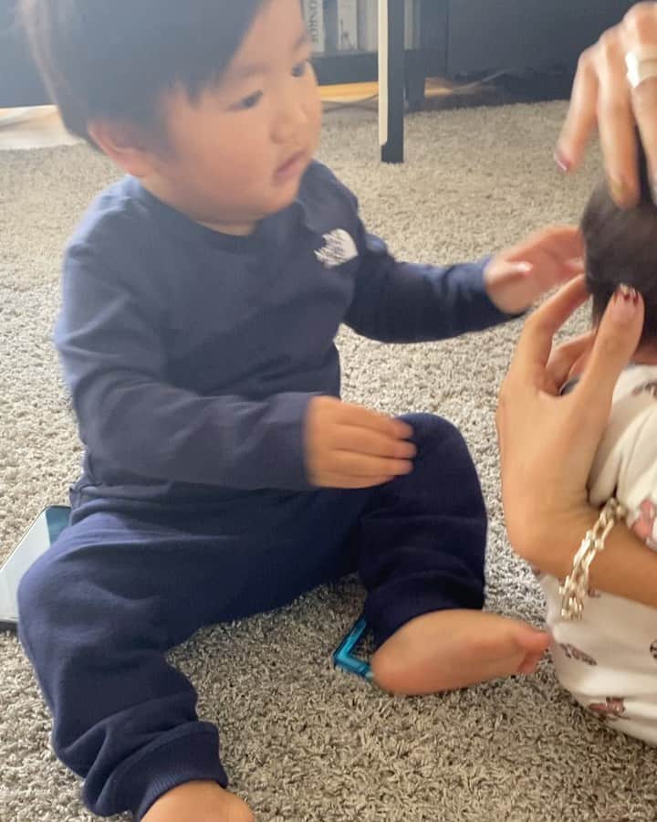 Mai Wakimizuのインスタグラム：「息子の母性が爆発した日。笑 私が赤ちゃんを抱っこしてたら、僕も抱っこしたい！と感情全開！抱っこだけでは終わらず、ギューするしチューしそうになるしヒヤヒヤで私汗だく。笑 この動画の後も赤ちゃんへの気持ちが強すぎて大変だったんです。笑  普段から赤ちゃんに興味津々の息子。まだ1歳3ヶ月なのにこんな母性爆発するもの？笑 新しい一面が見れた瞬間でした♡ #1歳3ヶ月#1歳男の子#男の子ママ」