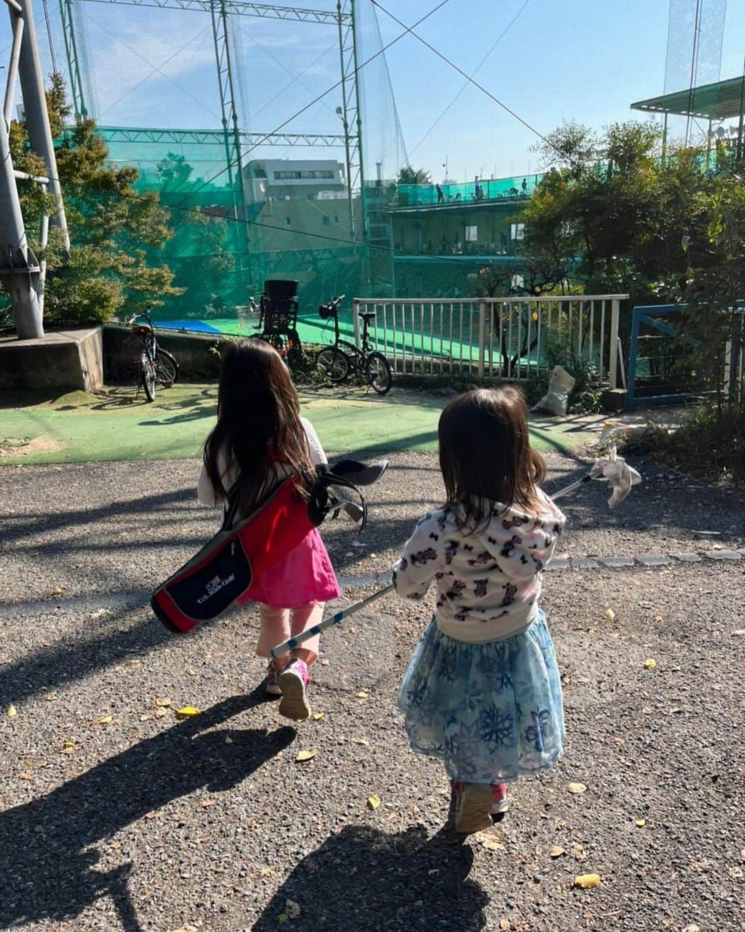 東尾理子さんのインスタグラム写真 - (東尾理子Instagram)「気持ち良い祝日、お兄ちゃんは野球へ行ったので、ガールズと練習場へ⛳️  つむぎは初めての練習場‼️ 脚の位置はテープで教えて、先ずは自分で振らせました。  何より、こうやって3人で練習場に行けるようになった事が幸せ😍  つむぎは帰りは自分がバッグを担ぐと❗️喜んでくれて嬉しい母ちゃんでした😊  #ゴルフ #練習 #姉妹 #ゴルフ女子 #キッズゴルフ #ゴルファー #祝日 #気持ちよい天気 #親子 #お出かけ #プロゴルファー #スウィング #東尾理子」11月4日 9時10分 - rikohigashio