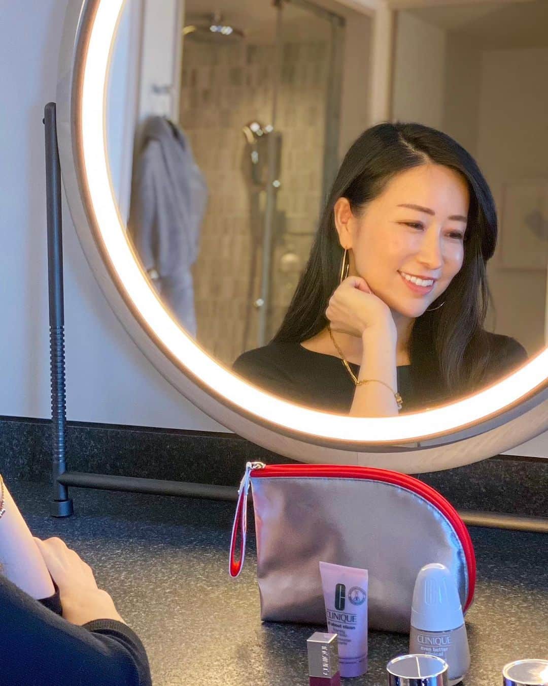 のインスタグラム：「#美容 . . ホリデーコレクション 「クリニーク ベースメーク セット22」で選べるファンデーション。 『イーブン ベター ブライト セラム  ファンデーション 20』は 美容液から誕生したファンデーション！ . 美容液にも配合されている ブライトニング成分と、ビタミンC誘導体が 明るい均一美肌を叶えてくれます。 . 高密着でマスクにつきにくく 色ムラもしっかりカバーしてくれます。 つけたての美しい肌が続くのが嬉しい！ . . @cliniquejp #メリークリニーク #イーブンべターブライトセラムファンデーション20 #クリニーク #pr #clinique #ホリデーコレクション #クリスマスコフレ #クリスマスコフレ2021 #オススメコスメ #クリスマスプレゼント #ファンデ #ファンデーション」