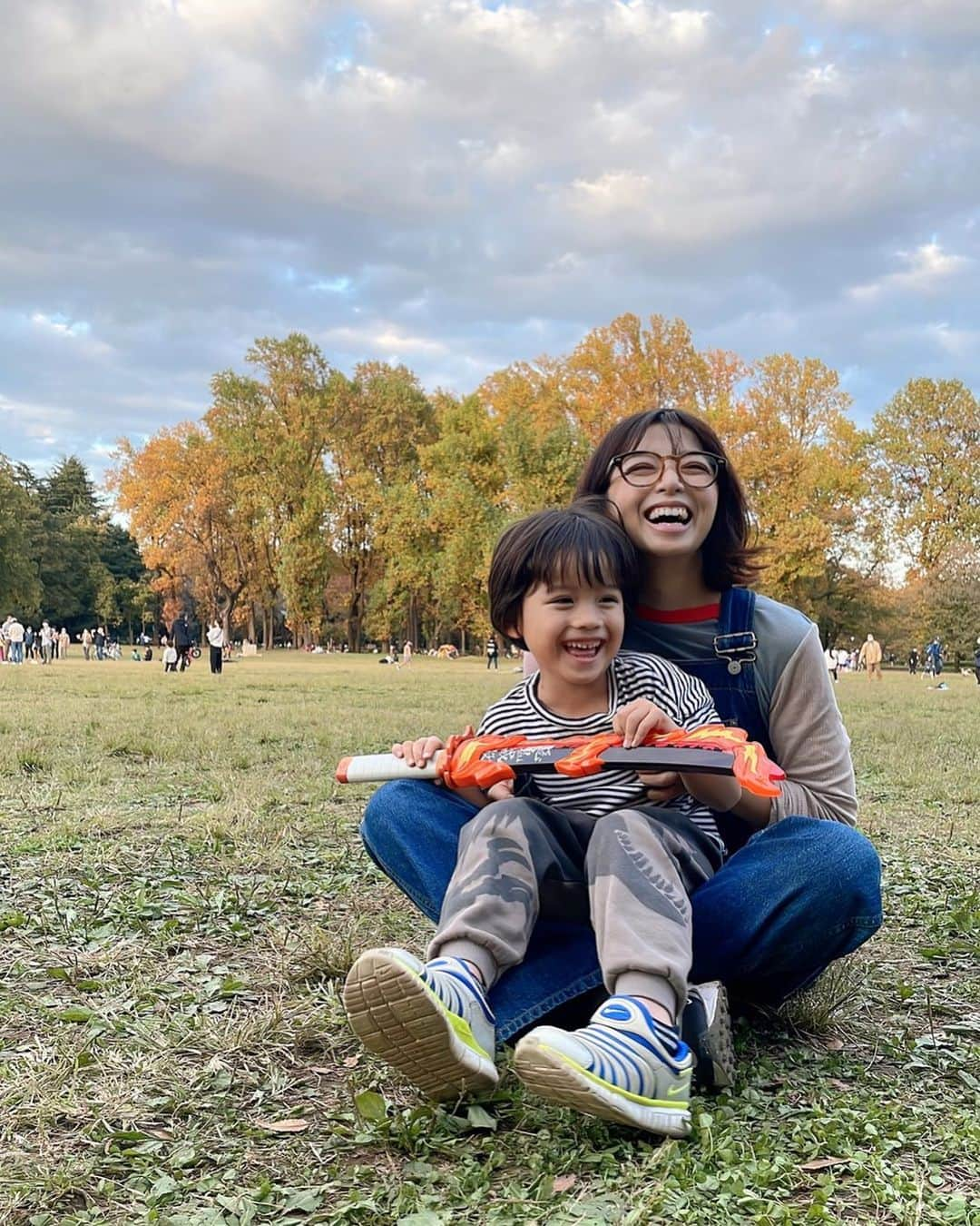 himecyanさんのインスタグラム写真 - (himecyanInstagram)「秋の公園。6年ぶりに小金井公園へ。手入れが行き届いた植物。 植物の配置とバランスが美しくて心が完全に浄化されました🥺 . 👩 👕 @blackbymoussy_official  👖 @shinzone_official  👓 @moscotnyc  👟 @nike  . 👦 👕 @quotiusefith  👖 @zarakids  👟 @nike  . #小金井公園 #親子コーデ」11月4日 9時52分 - himecyan