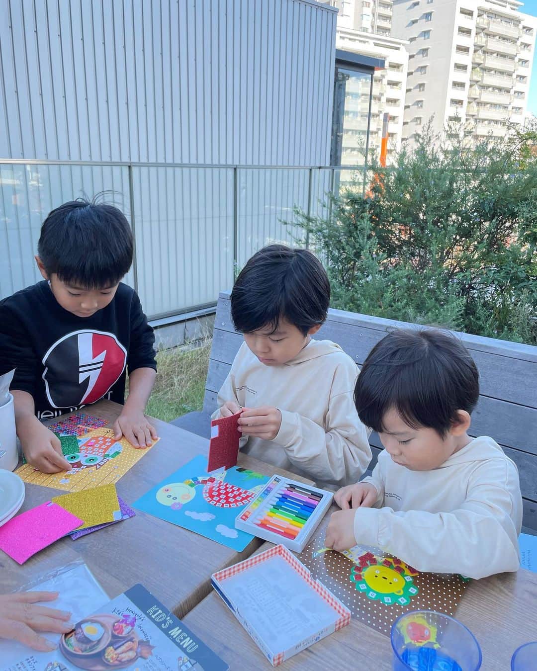 春名亜美さんのインスタグラム写真 - (春名亜美Instagram)「@okuda_junko ちゃんが東京にやって来たーーー💗💗💗  この日がもう楽しみで楽しみで🥺💗  子供達も一緒に会うのはかなり久しぶりでした👦🏻👦🏻👦🏻  20代を家族よりも一緒に過ごした順ちゃん。 あの頃、将来の想像したりして、3人で色々語ってたから、目の前に順ちゃんと私の子供が一緒に仲良く遊んでる姿を見ると泣きそうになった🥺  子供達がパワフルすぎて、全然ゆっくり話せなかったから、またすぐ会いに行きます。笑  #JAM #JAMでした」11月4日 10時00分 - amiharunaami