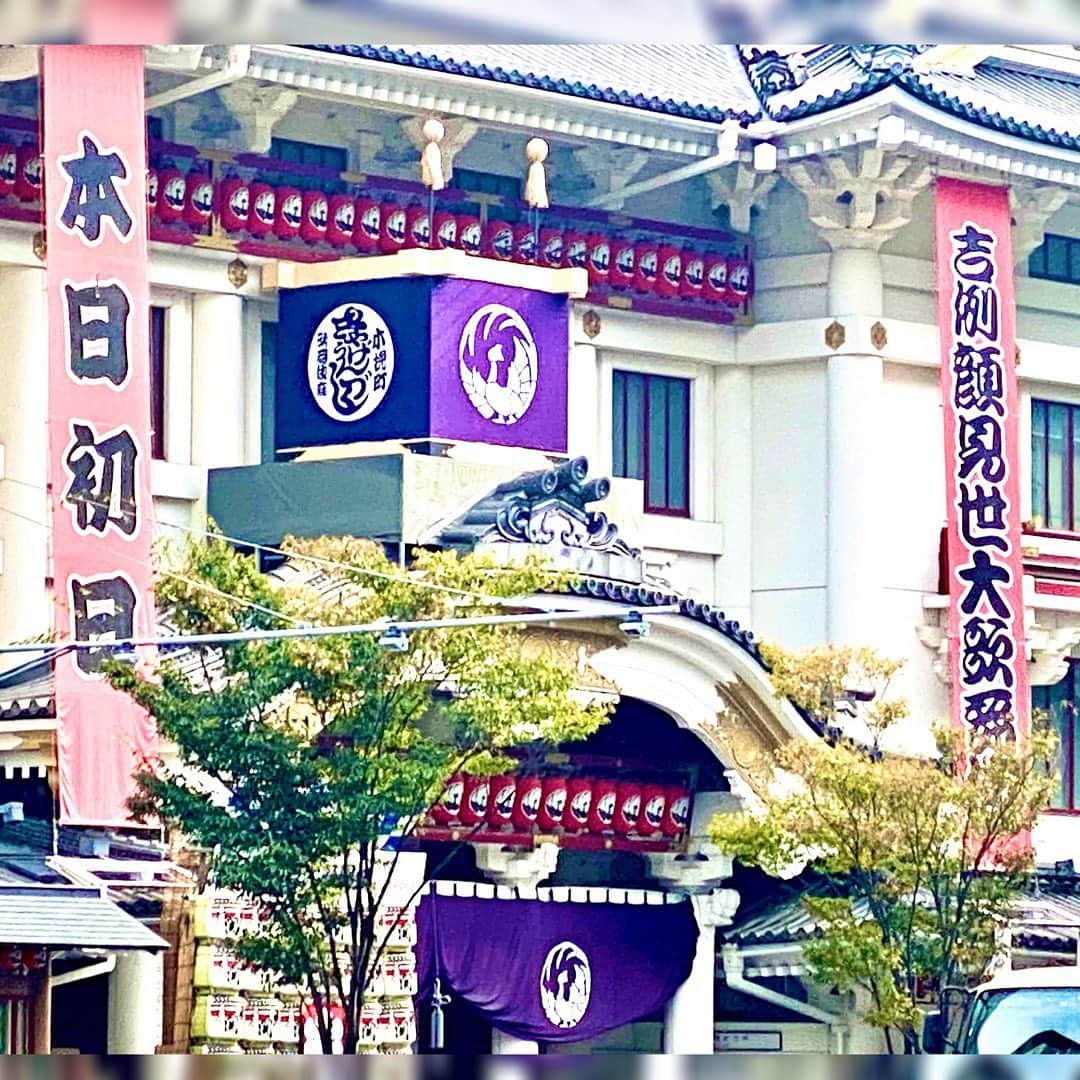 藤原紀香さんのインスタグラム写真 - (藤原紀香Instagram)「先日、歌舞伎座 １１月『吉例顔見世大歌舞伎』（〜２６日まで） 初日を迎えさせていただきました㊗️ 夫 愛之助は、11時からの第一部『神の鳥（こうのとり）』で三役をつとめさせていただいております。 この演目は、関東で上演されるのは初のことで、もとは、2014年に兵庫県豊岡市の芝居小屋・出石の永楽館で生まれた優美な舞踊劇です✨先日書かせていただいたGOEMON〜五右衛門〜の生みの親である演出の水口一夫先生が描き下ろした演目で、 【古来より幸せを運ぶとされるコウノトリの親子を主人公に、明快な筋立てと、錦絵のように華やかな舞台面、ぶっ返りや早替りなど、歌舞伎の醍醐味をふんだんに取り入れた演出】がみどころで、「とても心が温まる作品」とお客様からお声をいただいております✨ 永楽館で以外、ほとんど観られた方がおられない新作です。見どころなど満載にを伝えてくれるイヤホンガイドでお楽しみくださると10倍楽しめます♩  愛之助は この演目について 取材でも 「ただの舞踊、ではなく、舞踊劇、お芝居にしましょうと作りました。新作の歌舞伎は再演されることが少ないのですが、二度三度と再演できる作品を作りたかった。まさかキャパ３００人ほど永楽館で生まれ、一番大きいところ（歌舞伎座）で上演できるとは…うれしさはもちろん、驚いていますし、わずかでも恩返しできたかなと思います」と 話しておりました😊 そして、GOEMON〜五右衛門〜から引き続き パートナーをつとめてくださっている中村壱太郎 丈は、10代のころから「永楽館歌舞伎」に出演されていて、「特に『神の鳥』は思い出深い作品。スペクタクルな物語で私も大好きな作品です。歌舞伎座で上演ということでわくわくしています」と話されていました😊 おなじく第一部の二幕目、『井伊大老』は、劇作家 北條秀司先生の作品で、桜田門外で暗殺される前夜、白鸚のお兄様演じる井伊直弼を支え続けた中村魁春のお兄様演じるお静との情愛あふれるやり取りを叙情豊かに描き出した名作です✨  ２部の『寿曽我対面（ことぶきそがのたいめん）』と『連獅子』 そしねて、３部の『花競忠臣顔見勢（はなくらべぎしのかおみせ）』共に、心を惹きつけられる素晴らしい演目ですので、ぜひ今月、３部ともにご覧いただければと思います^_^ まだまだ感染予防対策を引き続き行なっている松竹さんの舞台ルールでは、番頭さんも、奥さんなど家族も、ロビーでご挨拶させていただくことが出来ませんし、楽屋への行き来も禁止されています。 そんな中、後方で舞台を観ていると、まだ50%未満の販売に制限されている歌舞伎の座席ですが、いらしていただいたお客様が 精一杯の拍手をしてくださるのが嬉しく👏  本当にありがとうございます😭 文化の秋🍁です。まだ歌舞伎を観られたことがない皆様もどうぞ一度、歌舞伎を見てみてください😊こんなに面白いんだと感じられると思います☺︎（その際もイヤホンガイドはぜひ） www.kabuki-bito.jp  #KABUKI #歌舞伎 #歌舞伎座  #吉例顔見世大歌舞伎 #永楽館歌舞伎 #神の鳥 #コウノトリ #片岡愛之助 #中村壱太郎  #上村吉弥 #中村種之助 #中村東蔵 のお兄様 #舞台 #着物 #訪問着 #袋帯 #髪結 @earphone_guide  @kobikichosq @hikarimirai_beauty」11月4日 10時43分 - norika.fujiwara.official