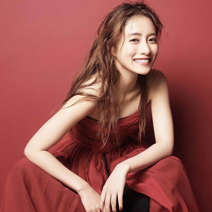 のインスタグラム：「カッコいいし可愛い #石原さとみ さん #雑誌 #ginger #前髪なし #ロング #かっこいい #笑顔 #可愛い」