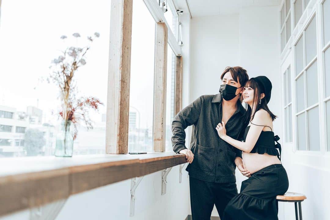 浜田翔子さんのインスタグラム写真 - (浜田翔子Instagram)「ᙏ̤̫❤︎maternity photo ᙏ̤̫  久々の2人で撮影だから面白かった。 こうやって撮る事って weddingの時とmaternityの時くらいだから（たまに2人で自撮りするくらい） いい思い出になりました✨  きっとこういうの男性は、めんどくさいと思うんだけどカブも撮ろうって今回身体作りしてくれて 嬉しかったです🥴🐶👶  もうすぐ9ヶ月で やっとあっという間にも感じてきました😊 （⚠️お腹冷えてない環境なので安心してください！🤨）」11月4日 11時57分 - shoko_hamada