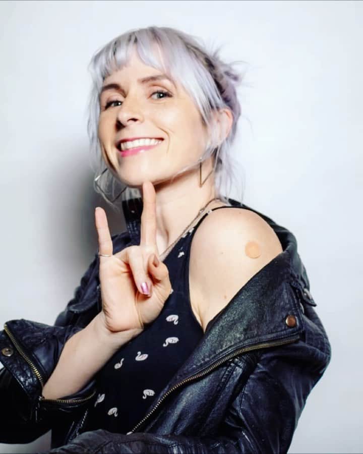 Lix Northのインスタグラム：「ALLLL the emotions for being double mRNA vaxxed! 🙏🏼🙌🏼🤯😁🎊🤟🏼😂🥰✌🏼😎🦄 My first vaccine in 40 years!!! All my life, the risk of adverse reaction to traditional vector vaccines was prohibitive for many like me with Mast Cell Disorders. It’s such a surreal and amazing privilege to now have access to the level of protection and feeling of social responsibility regular folk take for granted.  The hugest of heartfelt thanks to the #BioNTech medical scientists who worked so hard to bring mRNA vaccine technology to fruition in these desperate times. It has to be one of the greatest COVID-19 silver linings for people like me with #mcas or #mastocytosis going forward. 🙏🏼🙌🏼 Massive thanks also to all the Mast Cell Disorder support groups and the #mcas community around the world providing all the science, research, anecdotal evidence and shared experiences we all needed to make an informed, safe choice with the new vaccine tech. 🙏🏼🙌🏼🙏🏼🙌🏼 Couldn’t be more proud to have this little green vaccination certificate in my Apple Wallet. ☺️ #grateful #vaccinationdone✔️」