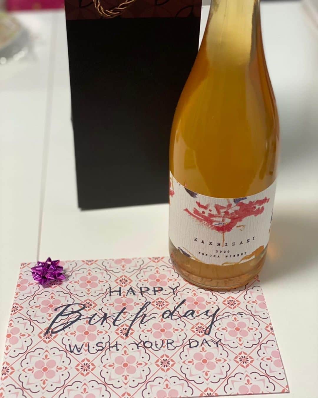 都倉賢のインスタグラム：「11月分のKAERIZAKI2020の販売が開始しました㊗️㊗️㊗️  おかげさまで沢山の方に購入してもらいKAERIZAKI2020も残すところあとわずかになりました。ワインは1年に1回の醸造でその年のワインの質や味が決まるので、後にも先にもKAERIZAKI2020は今あるものだけになりますのでこの機会に是非ご購入ください。  寒くなり鍋が食べたくなるシーズンになりましたが、意外にもKAERIZAKI2020と鍋の相性は抜群で野菜の甘みや出汁の味をより引き出します。普段のおうちの鍋時間がワンランク上がる事間違いなしです。  またKAERIZAKI2020は僕が大怪我をした時に掲げた『返り咲き』と言う思いを込めて醸造させてもらったので、こんな方々にもオススメです。  ✔︎昨日の失敗から返り咲きたい人 ✔︎産後復帰を目指して返り咲きたい人 ✔︎やなことから返り咲きたい人 ✔︎怪我から返り咲いた人 ✔︎お祝いしたい人  そんな思いに共感しKAERIZAKI2020を購入してくださった方々からお写真を頂戴しアップさせてもらいました。  自分、家族、仲間、 KAERIZAKI2020は皆さんの色々な「返り咲き」のシーンに寄り添い日常に花を咲かせるお手伝いをしていきたいです。  購入はプロフィールのリンクからどうぞ！！！」