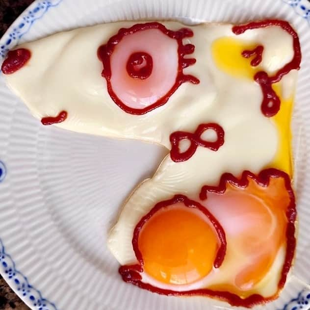 大地真央さんのインスタグラム写真 - (大地真央Instagram)「新作の 🥚目玉焼きオリジナルアート🎨10連続‼️ 🍳🍳🍳🍳🍳🍳🍳🍳🍳🍳  ・制限時間付き大サービスのソフトクリームがのったパフェ🍦食べて食べて！ ・ゾウの女の子の初恋🐘🎀❤️ ・あんこたっぷりのたい焼き🌰入り ・この帽子どう？え？えー寝てないよウットリしてるの…(๑˃̵ᴗ˂̵) ・ささやかなクリスマスツリー🎄にプレゼントが1つ🎁❤️ ・フライング中の天然パーマのフクロモモンガ！きゃーぶつかるぅ〜〜〜 ・水溜りで滑って転んじゃったよ〜🐤（ペカソ） ・イヤリングとリボンでおしゃれしてデートなの💕 ・サイ🦏の手の肉球（ペカソ） ・優しいクジラ🐳とコバンザメ🦈は今日も仲良し  　　　🥚MAO PECASSO DAICHI🥚 　　🍳目玉焼きオリジナルアート展🍳  11月6日（土）より　11月30日（火）まで 東京・銀座ロフト4階のキッチンカウンターにて開催  #目玉焼きオリジナルアート 🍳 #朝食 #目玉焼き 🍳 #ケチャップ🍅 #亜麻仁オイル #卵 🥚 #イセ食品 🐣 #笑おう#免疫力アップ #MAOPECASSODAICHI #目玉焼きオリジナルアート展 #銀座ロフト 4階 #11月6日 から#11月30日 まで #大地真央 #MAODAICHI @maodaichi_official_goods @medamayakiart」11月4日 12時32分 - daichimao_official