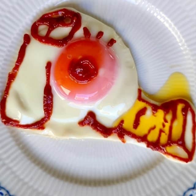 大地真央さんのインスタグラム写真 - (大地真央Instagram)「新作の 🥚目玉焼きオリジナルアート🎨10連続‼️ 🍳🍳🍳🍳🍳🍳🍳🍳🍳🍳  ・制限時間付き大サービスのソフトクリームがのったパフェ🍦食べて食べて！ ・ゾウの女の子の初恋🐘🎀❤️ ・あんこたっぷりのたい焼き🌰入り ・この帽子どう？え？えー寝てないよウットリしてるの…(๑˃̵ᴗ˂̵) ・ささやかなクリスマスツリー🎄にプレゼントが1つ🎁❤️ ・フライング中の天然パーマのフクロモモンガ！きゃーぶつかるぅ〜〜〜 ・水溜りで滑って転んじゃったよ〜🐤（ペカソ） ・イヤリングとリボンでおしゃれしてデートなの💕 ・サイ🦏の手の肉球（ペカソ） ・優しいクジラ🐳とコバンザメ🦈は今日も仲良し  　　　🥚MAO PECASSO DAICHI🥚 　　🍳目玉焼きオリジナルアート展🍳  11月6日（土）より　11月30日（火）まで 東京・銀座ロフト4階のキッチンカウンターにて開催  #目玉焼きオリジナルアート 🍳 #朝食 #目玉焼き 🍳 #ケチャップ🍅 #亜麻仁オイル #卵 🥚 #イセ食品 🐣 #笑おう#免疫力アップ #MAOPECASSODAICHI #目玉焼きオリジナルアート展 #銀座ロフト 4階 #11月6日 から#11月30日 まで #大地真央 #MAODAICHI @maodaichi_official_goods @medamayakiart」11月4日 12時32分 - daichimao_official