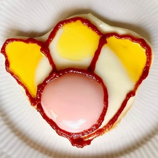 大地真央さんのインスタグラム写真 - (大地真央Instagram)「新作の 🥚目玉焼きオリジナルアート🎨10連続‼️ 🍳🍳🍳🍳🍳🍳🍳🍳🍳🍳  ・制限時間付き大サービスのソフトクリームがのったパフェ🍦食べて食べて！ ・ゾウの女の子の初恋🐘🎀❤️ ・あんこたっぷりのたい焼き🌰入り ・この帽子どう？え？えー寝てないよウットリしてるの…(๑˃̵ᴗ˂̵) ・ささやかなクリスマスツリー🎄にプレゼントが1つ🎁❤️ ・フライング中の天然パーマのフクロモモンガ！きゃーぶつかるぅ〜〜〜 ・水溜りで滑って転んじゃったよ〜🐤（ペカソ） ・イヤリングとリボンでおしゃれしてデートなの💕 ・サイ🦏の手の肉球（ペカソ） ・優しいクジラ🐳とコバンザメ🦈は今日も仲良し  　　　🥚MAO PECASSO DAICHI🥚 　　🍳目玉焼きオリジナルアート展🍳  11月6日（土）より　11月30日（火）まで 東京・銀座ロフト4階のキッチンカウンターにて開催  #目玉焼きオリジナルアート 🍳 #朝食 #目玉焼き 🍳 #ケチャップ🍅 #亜麻仁オイル #卵 🥚 #イセ食品 🐣 #笑おう#免疫力アップ #MAOPECASSODAICHI #目玉焼きオリジナルアート展 #銀座ロフト 4階 #11月6日 から#11月30日 まで #大地真央 #MAODAICHI @maodaichi_official_goods @medamayakiart」11月4日 12時32分 - daichimao_official