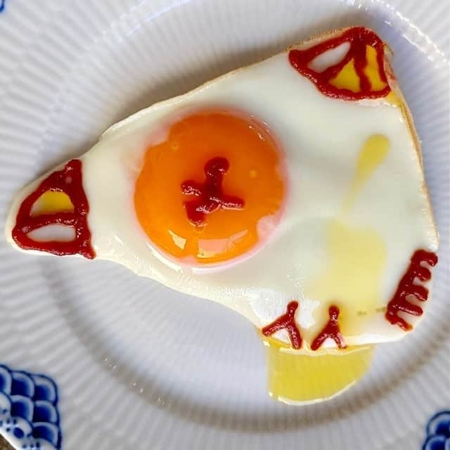 大地真央さんのインスタグラム写真 - (大地真央Instagram)「新作の 🥚目玉焼きオリジナルアート🎨10連続‼️ 🍳🍳🍳🍳🍳🍳🍳🍳🍳🍳  ・制限時間付き大サービスのソフトクリームがのったパフェ🍦食べて食べて！ ・ゾウの女の子の初恋🐘🎀❤️ ・あんこたっぷりのたい焼き🌰入り ・この帽子どう？え？えー寝てないよウットリしてるの…(๑˃̵ᴗ˂̵) ・ささやかなクリスマスツリー🎄にプレゼントが1つ🎁❤️ ・フライング中の天然パーマのフクロモモンガ！きゃーぶつかるぅ〜〜〜 ・水溜りで滑って転んじゃったよ〜🐤（ペカソ） ・イヤリングとリボンでおしゃれしてデートなの💕 ・サイ🦏の手の肉球（ペカソ） ・優しいクジラ🐳とコバンザメ🦈は今日も仲良し  　　　🥚MAO PECASSO DAICHI🥚 　　🍳目玉焼きオリジナルアート展🍳  11月6日（土）より　11月30日（火）まで 東京・銀座ロフト4階のキッチンカウンターにて開催  #目玉焼きオリジナルアート 🍳 #朝食 #目玉焼き 🍳 #ケチャップ🍅 #亜麻仁オイル #卵 🥚 #イセ食品 🐣 #笑おう#免疫力アップ #MAOPECASSODAICHI #目玉焼きオリジナルアート展 #銀座ロフト 4階 #11月6日 から#11月30日 まで #大地真央 #MAODAICHI @maodaichi_official_goods @medamayakiart」11月4日 12時32分 - daichimao_official