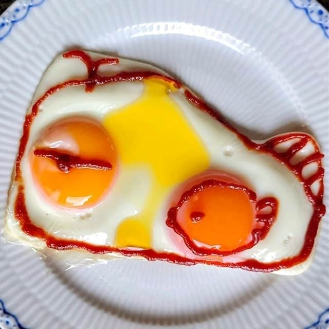 大地真央さんのインスタグラム写真 - (大地真央Instagram)「新作の 🥚目玉焼きオリジナルアート🎨10連続‼️ 🍳🍳🍳🍳🍳🍳🍳🍳🍳🍳  ・制限時間付き大サービスのソフトクリームがのったパフェ🍦食べて食べて！ ・ゾウの女の子の初恋🐘🎀❤️ ・あんこたっぷりのたい焼き🌰入り ・この帽子どう？え？えー寝てないよウットリしてるの…(๑˃̵ᴗ˂̵) ・ささやかなクリスマスツリー🎄にプレゼントが1つ🎁❤️ ・フライング中の天然パーマのフクロモモンガ！きゃーぶつかるぅ〜〜〜 ・水溜りで滑って転んじゃったよ〜🐤（ペカソ） ・イヤリングとリボンでおしゃれしてデートなの💕 ・サイ🦏の手の肉球（ペカソ） ・優しいクジラ🐳とコバンザメ🦈は今日も仲良し  　　　🥚MAO PECASSO DAICHI🥚 　　🍳目玉焼きオリジナルアート展🍳  11月6日（土）より　11月30日（火）まで 東京・銀座ロフト4階のキッチンカウンターにて開催  #目玉焼きオリジナルアート 🍳 #朝食 #目玉焼き 🍳 #ケチャップ🍅 #亜麻仁オイル #卵 🥚 #イセ食品 🐣 #笑おう#免疫力アップ #MAOPECASSODAICHI #目玉焼きオリジナルアート展 #銀座ロフト 4階 #11月6日 から#11月30日 まで #大地真央 #MAODAICHI @maodaichi_official_goods @medamayakiart」11月4日 12時32分 - daichimao_official