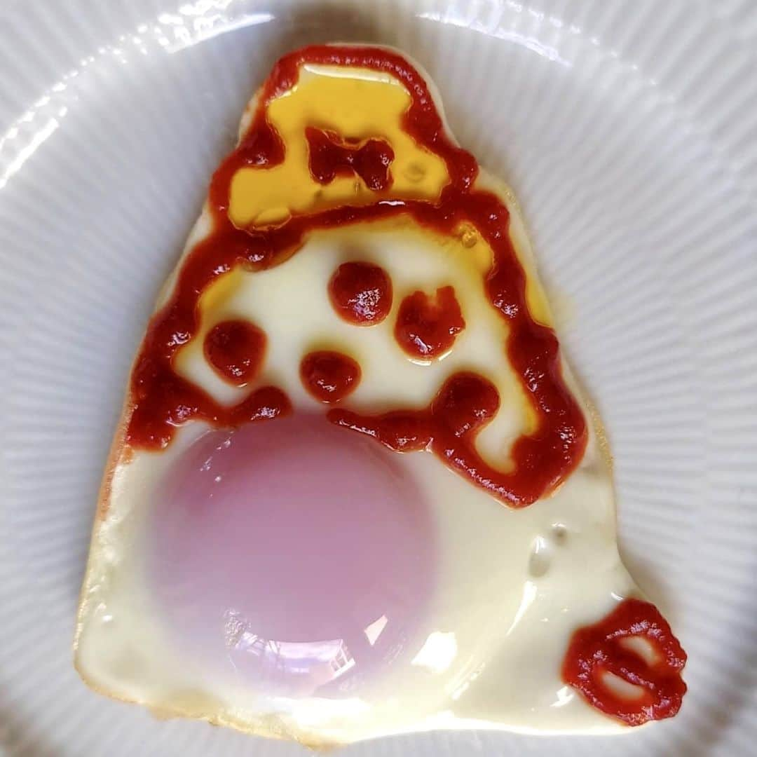 大地真央さんのインスタグラム写真 - (大地真央Instagram)「新作の 🥚目玉焼きオリジナルアート🎨10連続‼️ 🍳🍳🍳🍳🍳🍳🍳🍳🍳🍳  ・制限時間付き大サービスのソフトクリームがのったパフェ🍦食べて食べて！ ・ゾウの女の子の初恋🐘🎀❤️ ・あんこたっぷりのたい焼き🌰入り ・この帽子どう？え？えー寝てないよウットリしてるの…(๑˃̵ᴗ˂̵) ・ささやかなクリスマスツリー🎄にプレゼントが1つ🎁❤️ ・フライング中の天然パーマのフクロモモンガ！きゃーぶつかるぅ〜〜〜 ・水溜りで滑って転んじゃったよ〜🐤（ペカソ） ・イヤリングとリボンでおしゃれしてデートなの💕 ・サイ🦏の手の肉球（ペカソ） ・優しいクジラ🐳とコバンザメ🦈は今日も仲良し  　　　🥚MAO PECASSO DAICHI🥚 　　🍳目玉焼きオリジナルアート展🍳  11月6日（土）より　11月30日（火）まで 東京・銀座ロフト4階のキッチンカウンターにて開催  #目玉焼きオリジナルアート 🍳 #朝食 #目玉焼き 🍳 #ケチャップ🍅 #亜麻仁オイル #卵 🥚 #イセ食品 🐣 #笑おう#免疫力アップ #MAOPECASSODAICHI #目玉焼きオリジナルアート展 #銀座ロフト 4階 #11月6日 から#11月30日 まで #大地真央 #MAODAICHI @maodaichi_official_goods @medamayakiart」11月4日 12時32分 - daichimao_official