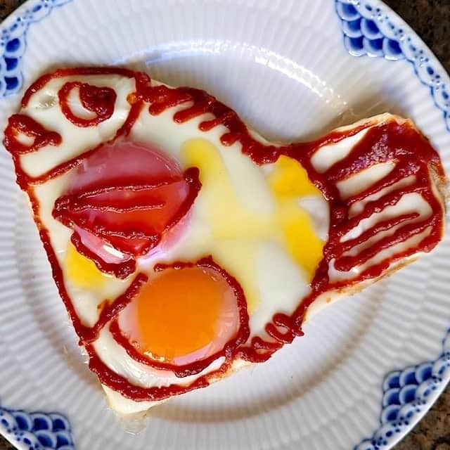 大地真央さんのインスタグラム写真 - (大地真央Instagram)「新作の 🥚目玉焼きオリジナルアート🎨10連続‼️ 🍳🍳🍳🍳🍳🍳🍳🍳🍳🍳  ・制限時間付き大サービスのソフトクリームがのったパフェ🍦食べて食べて！ ・ゾウの女の子の初恋🐘🎀❤️ ・あんこたっぷりのたい焼き🌰入り ・この帽子どう？え？えー寝てないよウットリしてるの…(๑˃̵ᴗ˂̵) ・ささやかなクリスマスツリー🎄にプレゼントが1つ🎁❤️ ・フライング中の天然パーマのフクロモモンガ！きゃーぶつかるぅ〜〜〜 ・水溜りで滑って転んじゃったよ〜🐤（ペカソ） ・イヤリングとリボンでおしゃれしてデートなの💕 ・サイ🦏の手の肉球（ペカソ） ・優しいクジラ🐳とコバンザメ🦈は今日も仲良し  　　　🥚MAO PECASSO DAICHI🥚 　　🍳目玉焼きオリジナルアート展🍳  11月6日（土）より　11月30日（火）まで 東京・銀座ロフト4階のキッチンカウンターにて開催  #目玉焼きオリジナルアート 🍳 #朝食 #目玉焼き 🍳 #ケチャップ🍅 #亜麻仁オイル #卵 🥚 #イセ食品 🐣 #笑おう#免疫力アップ #MAOPECASSODAICHI #目玉焼きオリジナルアート展 #銀座ロフト 4階 #11月6日 から#11月30日 まで #大地真央 #MAODAICHI @maodaichi_official_goods @medamayakiart」11月4日 12時32分 - daichimao_official