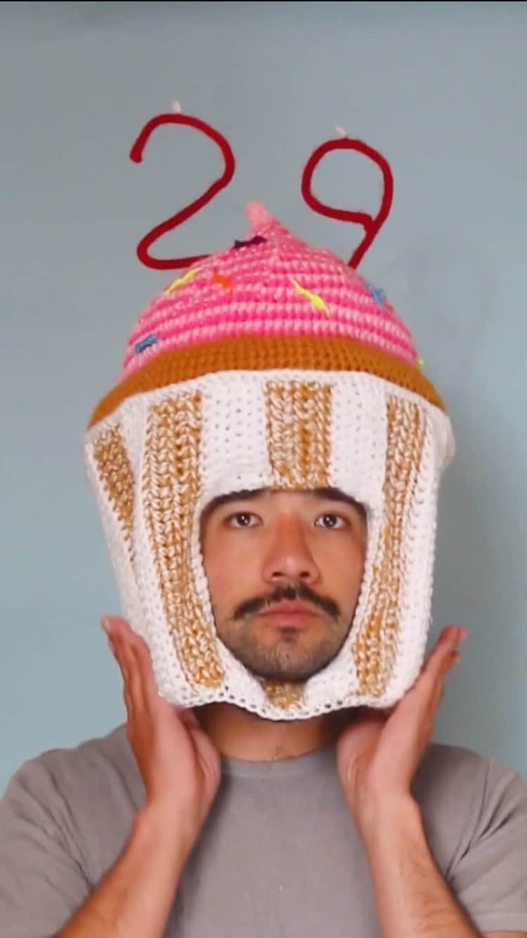 のインスタグラム：「ITS MY BIRTHDAY!  I feel like my birthday is the only time I seemingly make many cake inspired hats and outfits, so I managed to find time to mash this out for the occasion!  Now I should hopefully get some sun out today, thanks everyone for being so lovely and fun and I hope you’re also having a swell day!」
