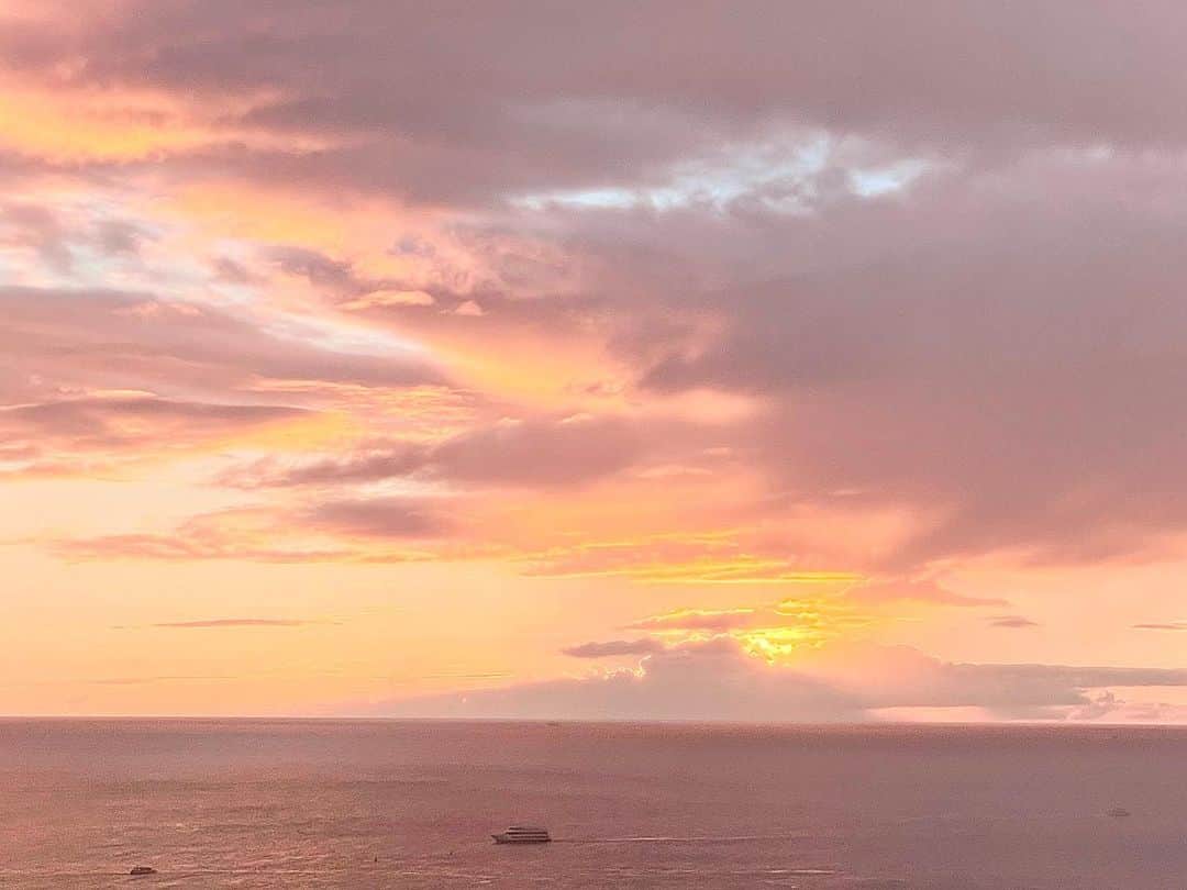 和央ようかさんのインスタグラム写真 - (和央ようかInstagram)「Sunset 🌅 time in Hawaii   今日のサンセット🌅軽い雨模様なんだけど、ピンクとグレーでなんとも素敵な色合い❤️💕あー、写真頑張ったけど、やっぱり、本物の色にならないのが残念…優しい、優しい色だった🙏  ありがとう🙏😊  #takakoworldstylin🌎 #takakohawaiistylin🏝 #lifestyle #hawaiife#sunset#hawaii#yokawao#和央ようか」11月4日 12時55分 - yokawao0215